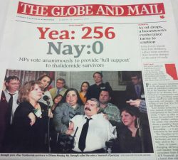 Photo de la une du journal Globe and Mail du 2 décembre 2014 titré: Yea: 256 Nay: 0 MPs vote unanimously to provide "full support" to thalidomide survivors